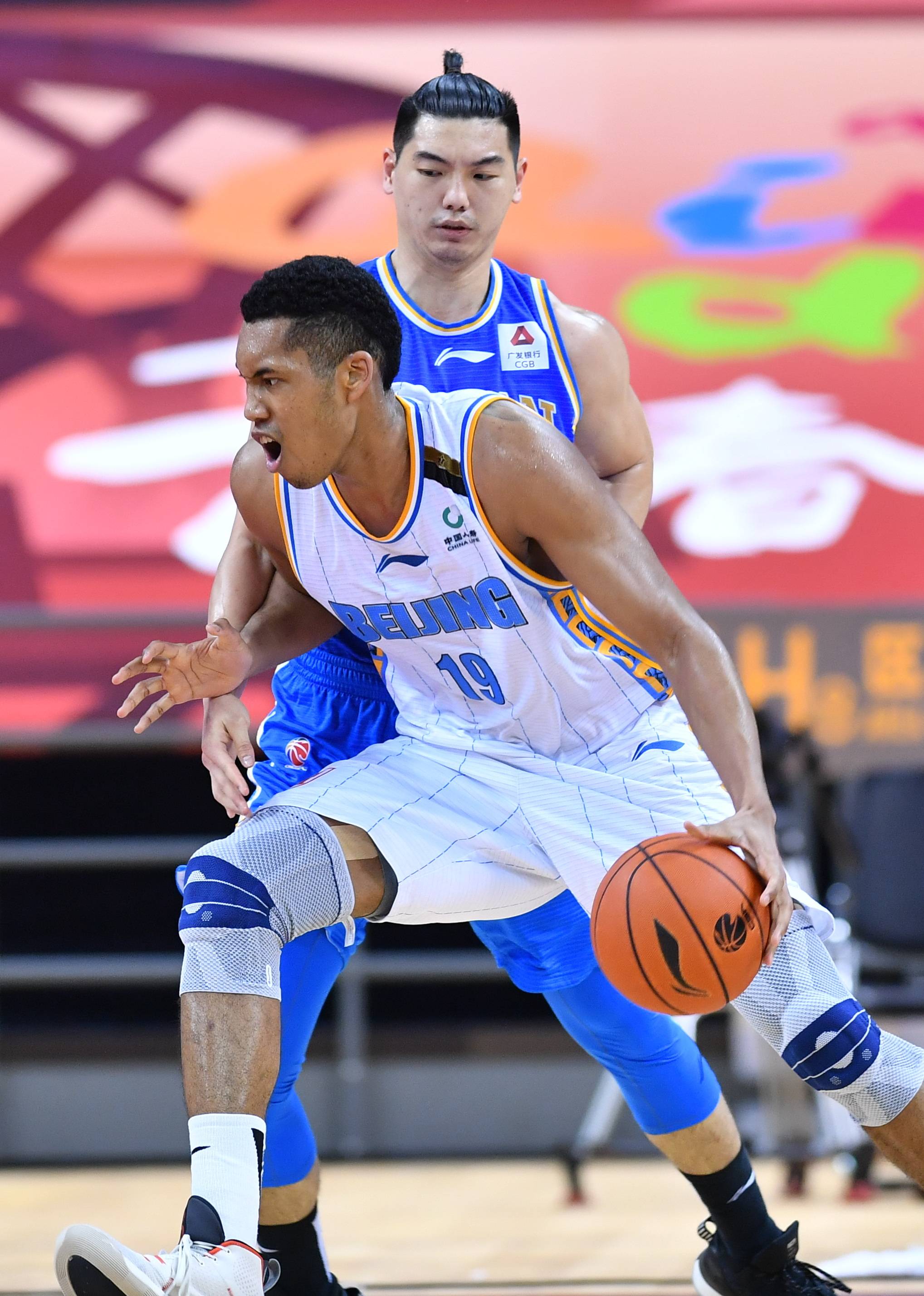 促使他在每 促使他在每